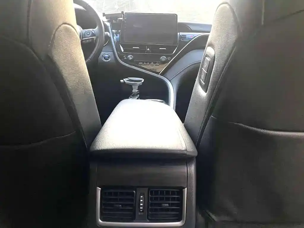 Toyota Camry 2023 — фото 16