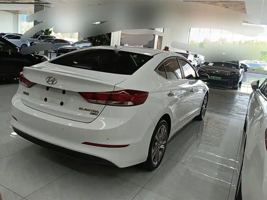 Hyundai Elantra 2018 — фото 3