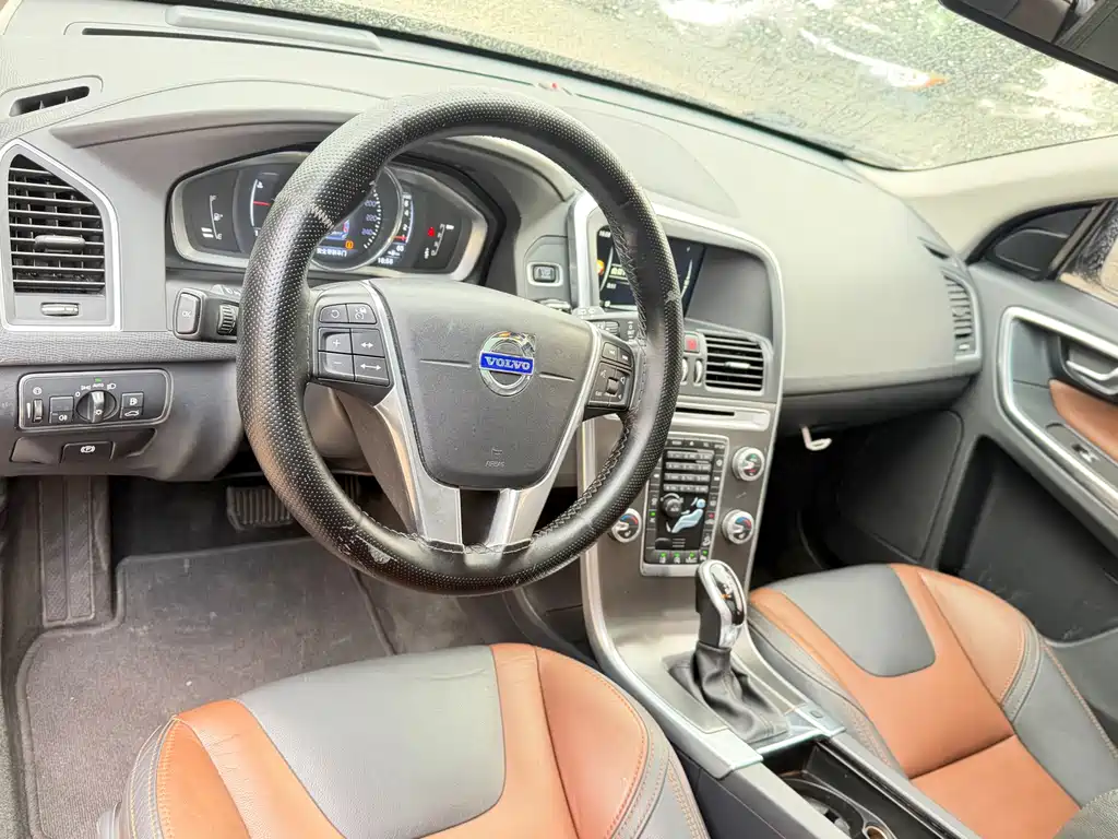 Volvo XC60 2016 — фото 12