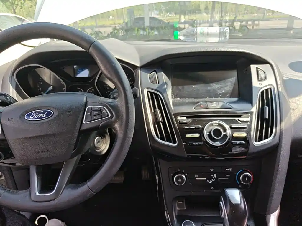 Ford Focus 2018 — фото 10
