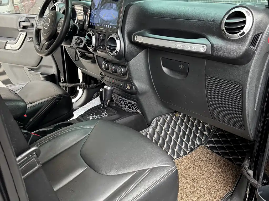 Jeep Wrangler 2016 — фото 17