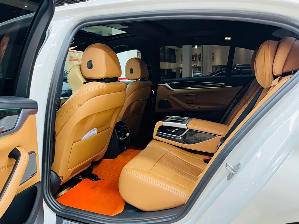 BMW 5 Series 2018 — фото 10