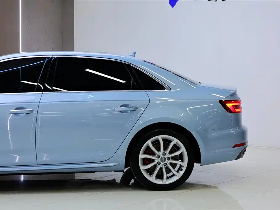 Audi A4L 2018 — фото 4