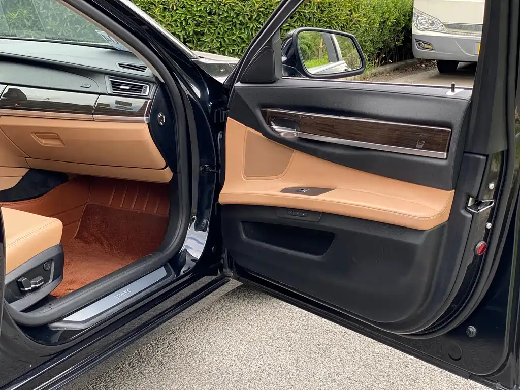 BMW 7 Series 2012 — фото 29