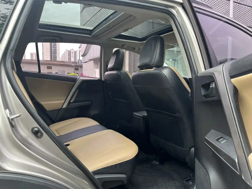 Toyota RAV4 2017 — фото 18