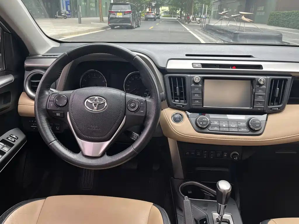 Toyota RAV4 2017 — фото 20