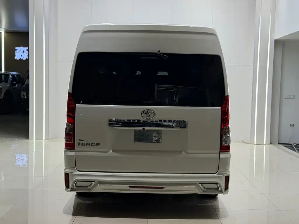 Toyota Hiace 2023 — фото 18