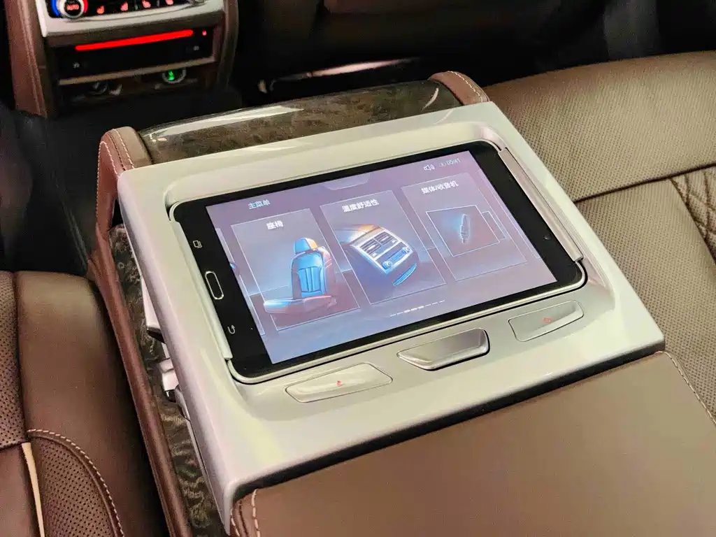 BMW 7 Series 2018 — фото 11