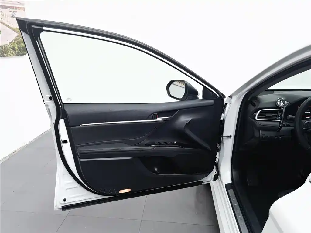 Toyota Camry 2023 — фото 8