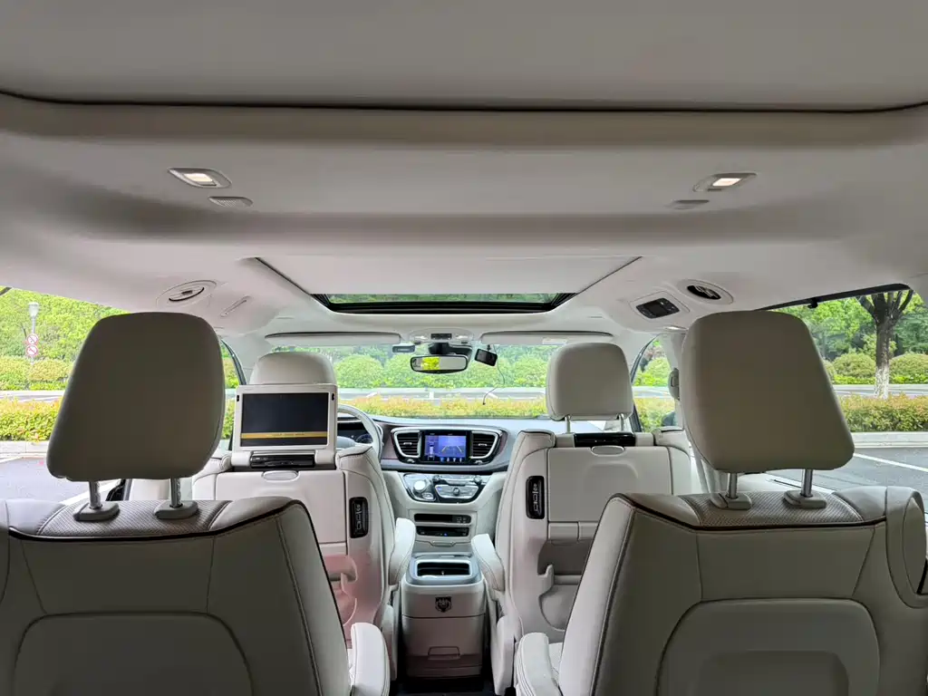 Chrysler Grand Voyager 2017 — фото 21