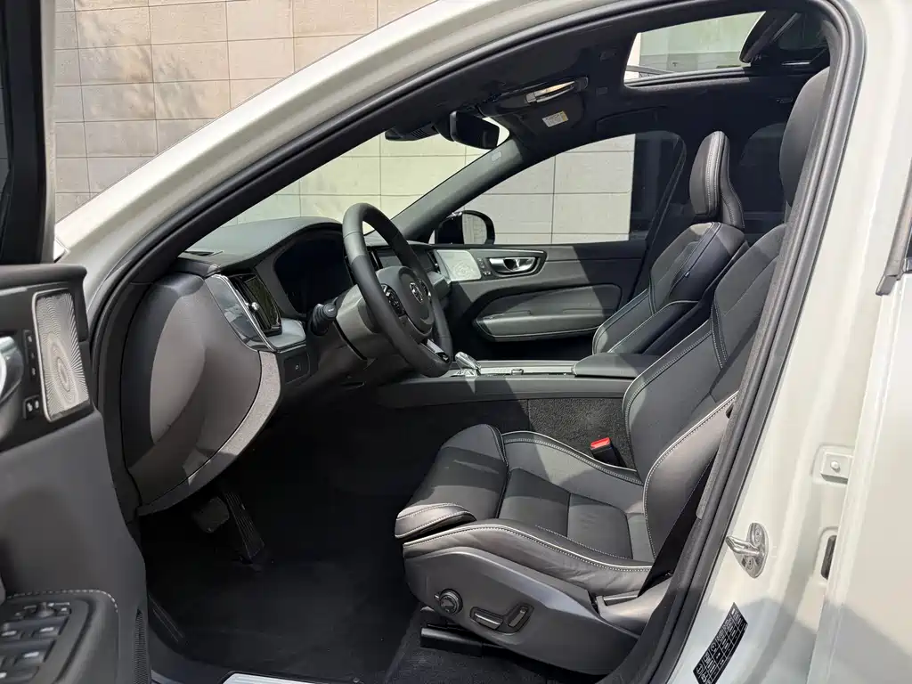 Volvo XC60 2022 — фото 10