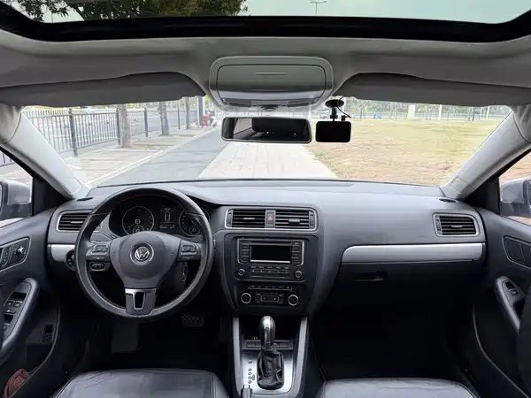 Volkswagen Sagitar 2014