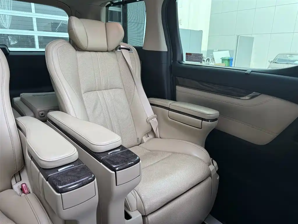Toyota Alphard 2020 — фото 35