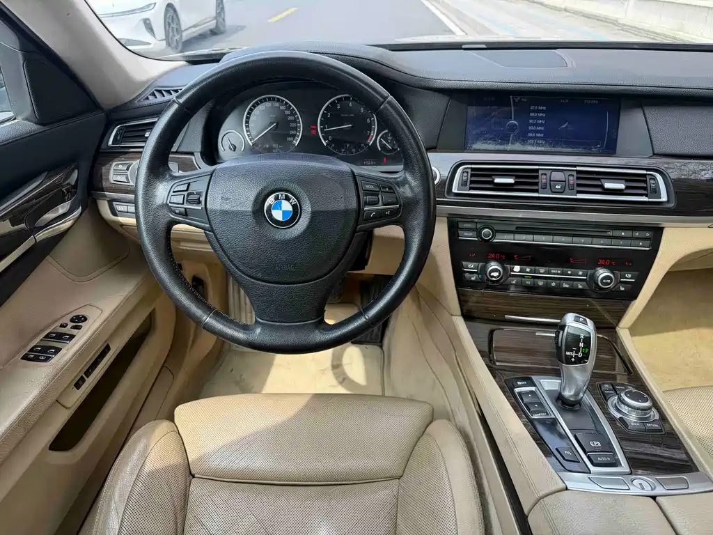 BMW 7 Series 2009 — фото 9