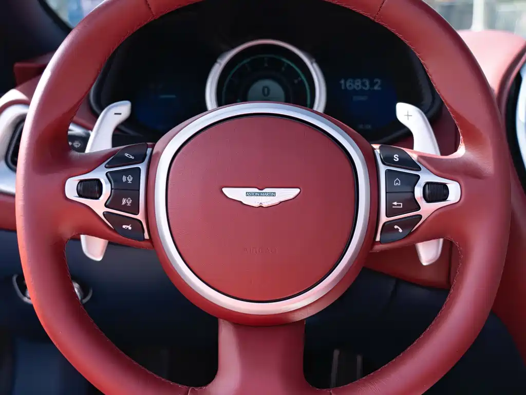 Aston Martin DB11 2018 — фото 17