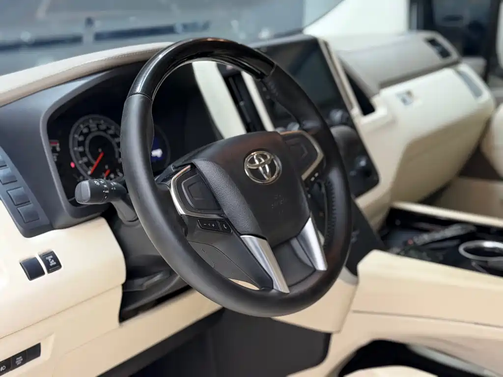 Toyota Hiace 2023 — фото 4