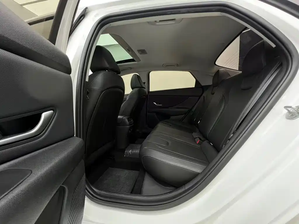 Hyundai Elantra 2023 — фото 16