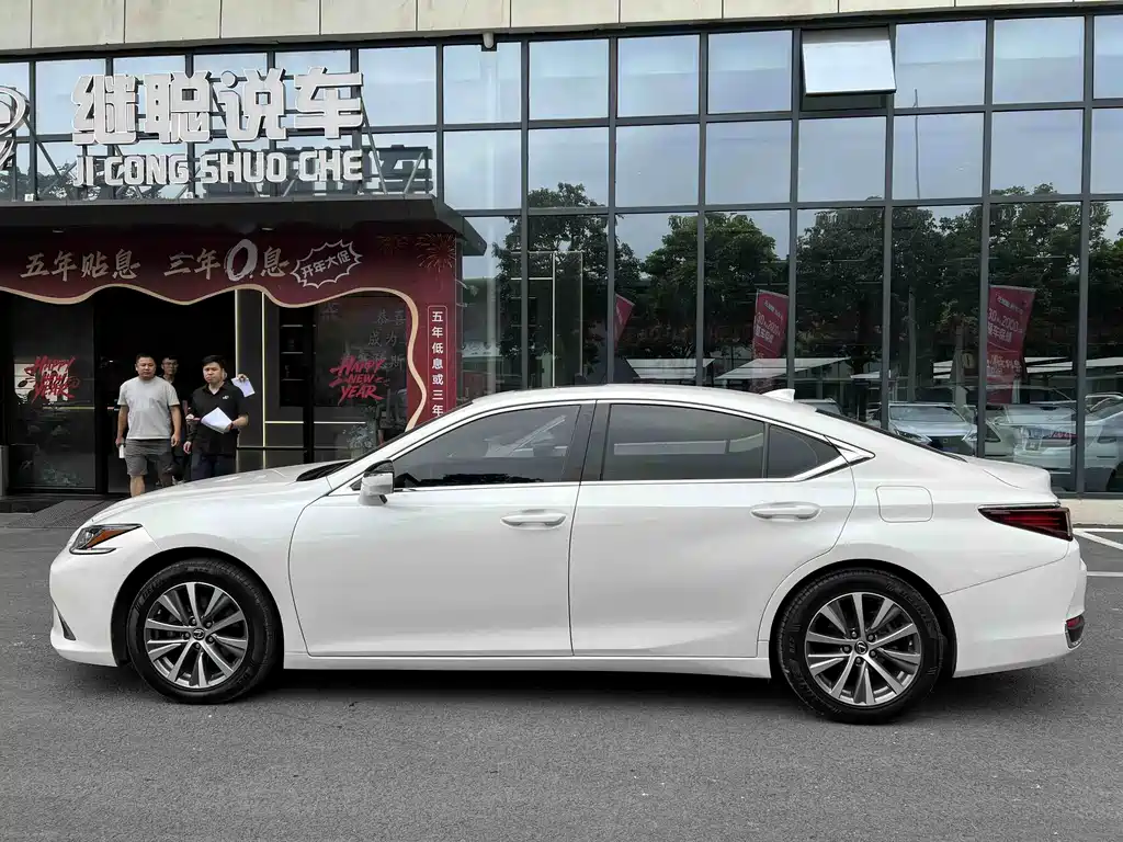 Lexus ES 2020 — фото 17