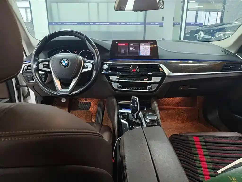 BMW 5 Series 2019 — фото 10