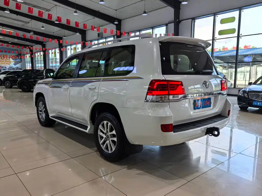 Toyota Land Cruiser 2017 — фото 12