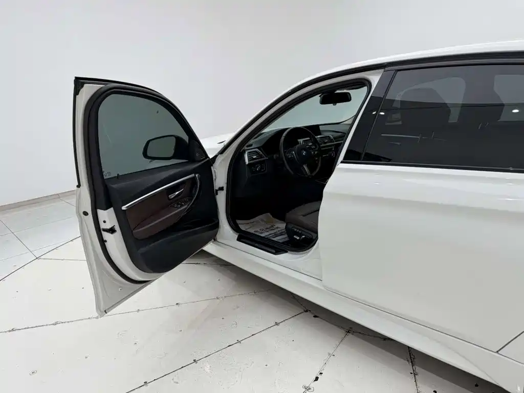 BMW 3 Series 2018 — фото 13