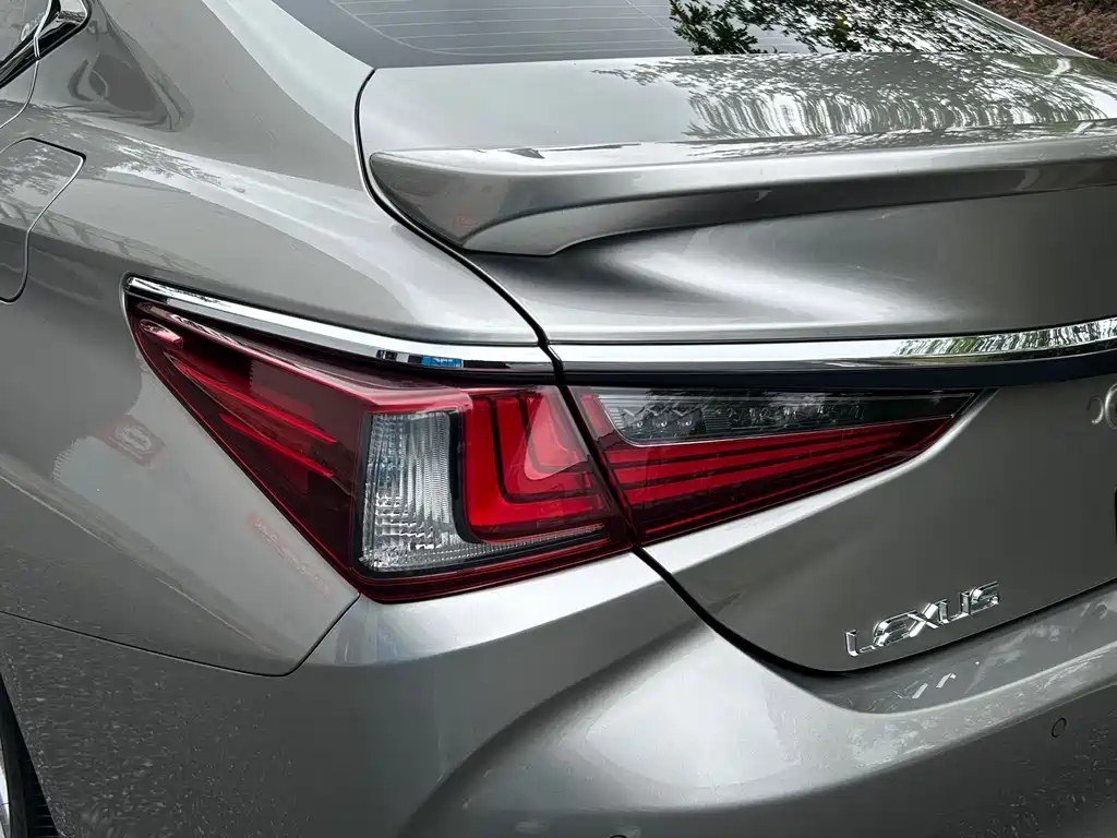Lexus ES 2019 — фото 15