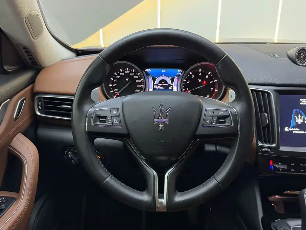 Maserati Levante 2018 — фото 11