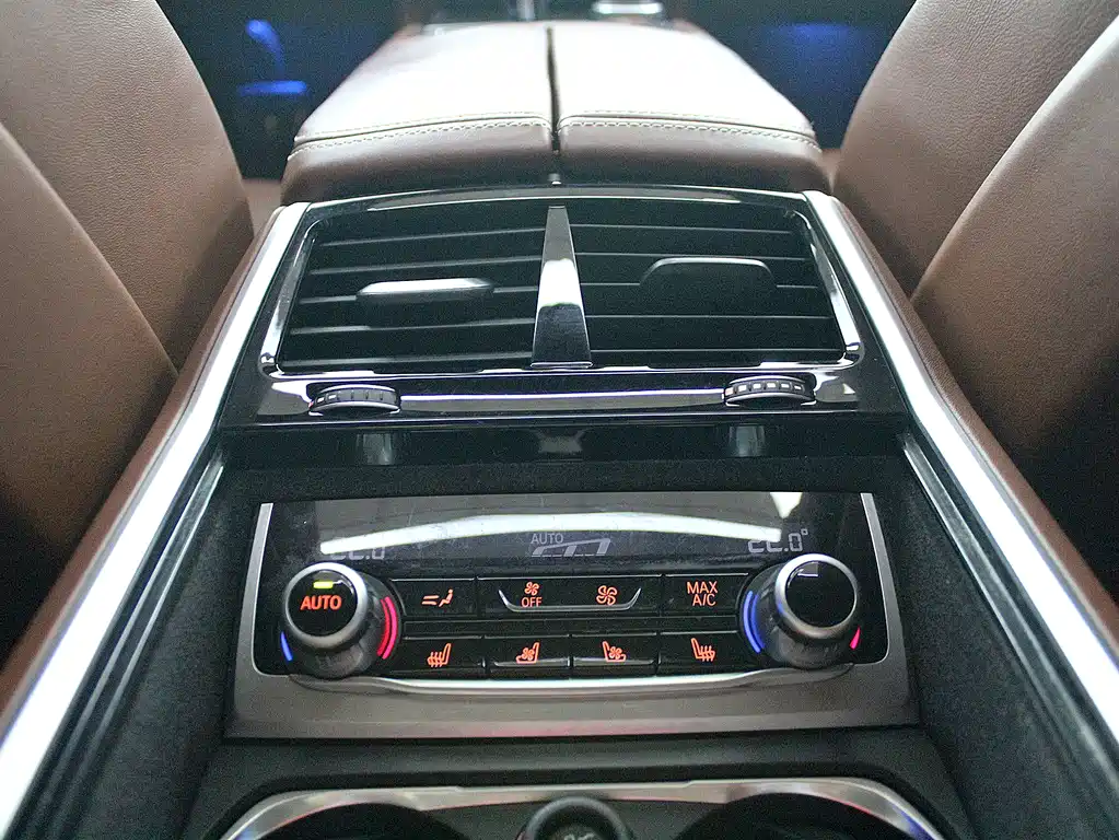 BMW 7 Series 2018 — фото 15
