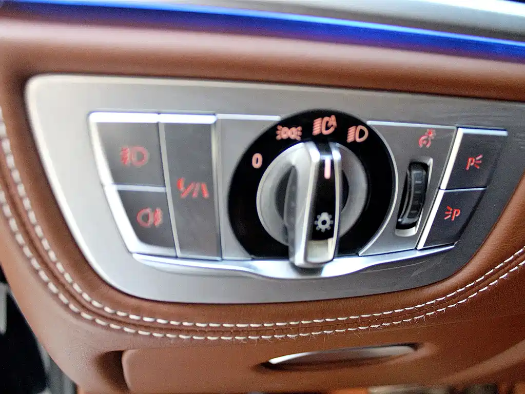 BMW 7 Series 2018 — фото 12