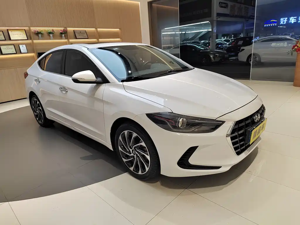 Hyundai Elantra 2020 — фото 3