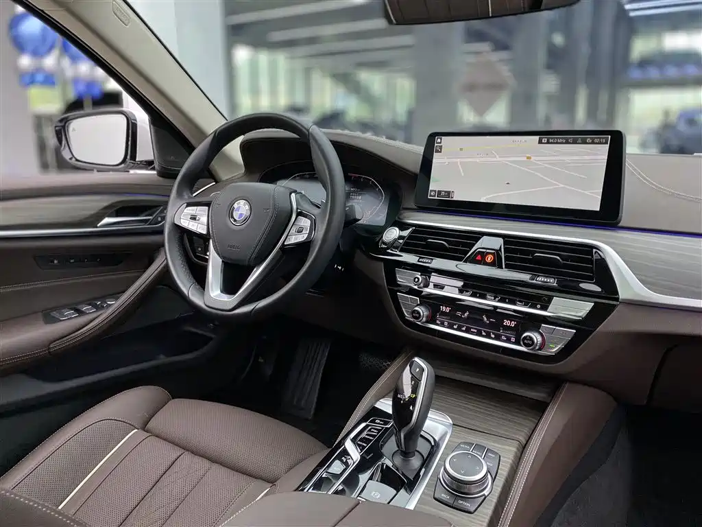 BMW 5 Series 2022 — фото 20