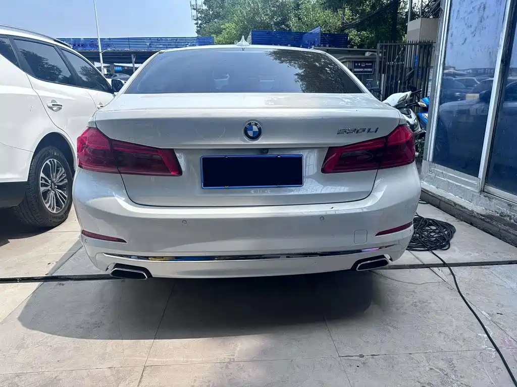 BMW 5 Series 2018 — фото 18