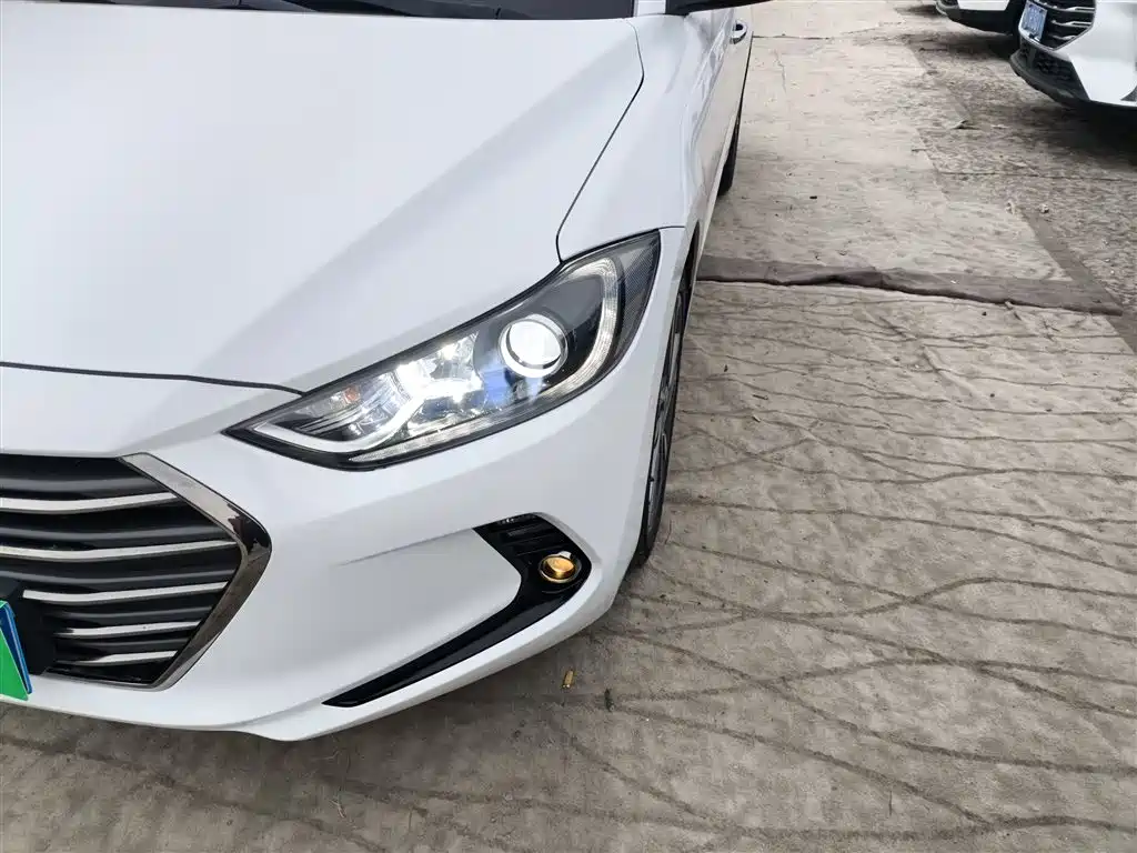 Hyundai Elantra 2019 — фото 18