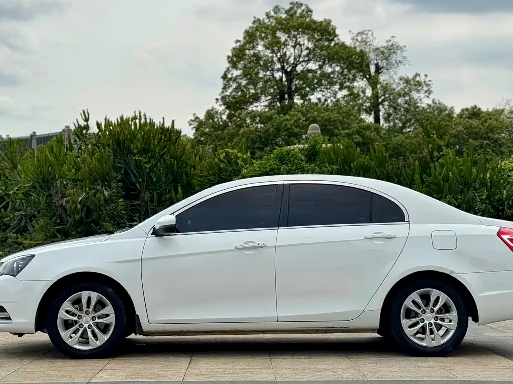 Geely Emgrand 2015 — фото 9