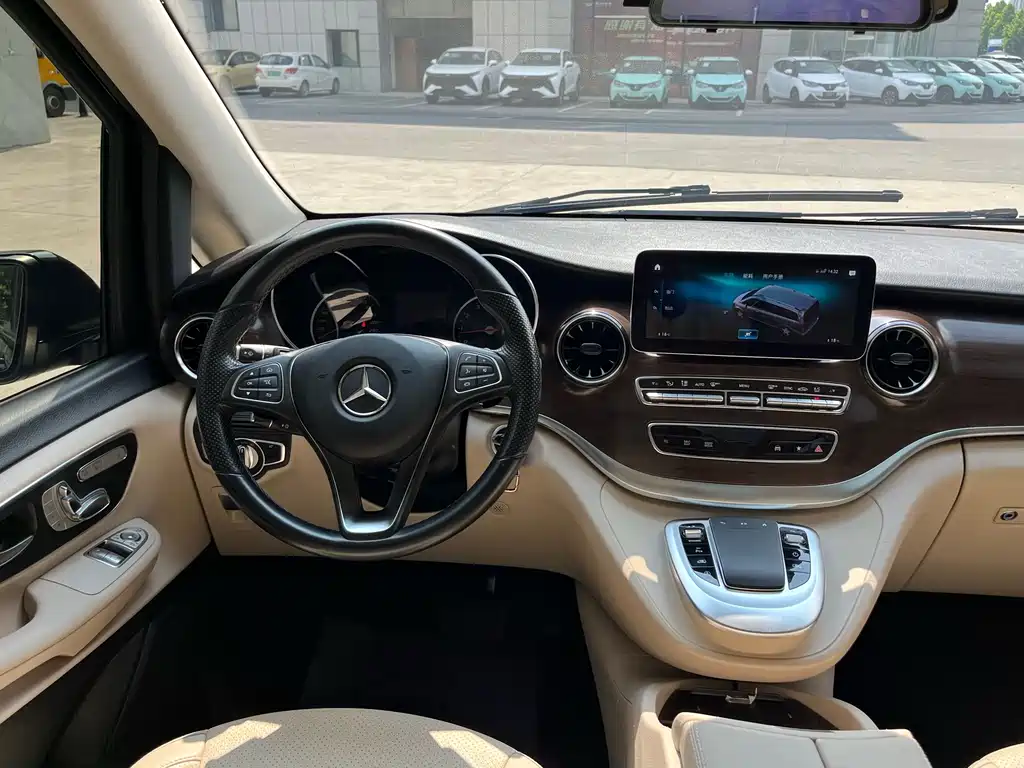 Mercedes-Benz V-Class 2022 — фото 10