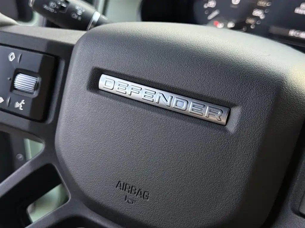 Land Rover Defender 2023 — фото 24