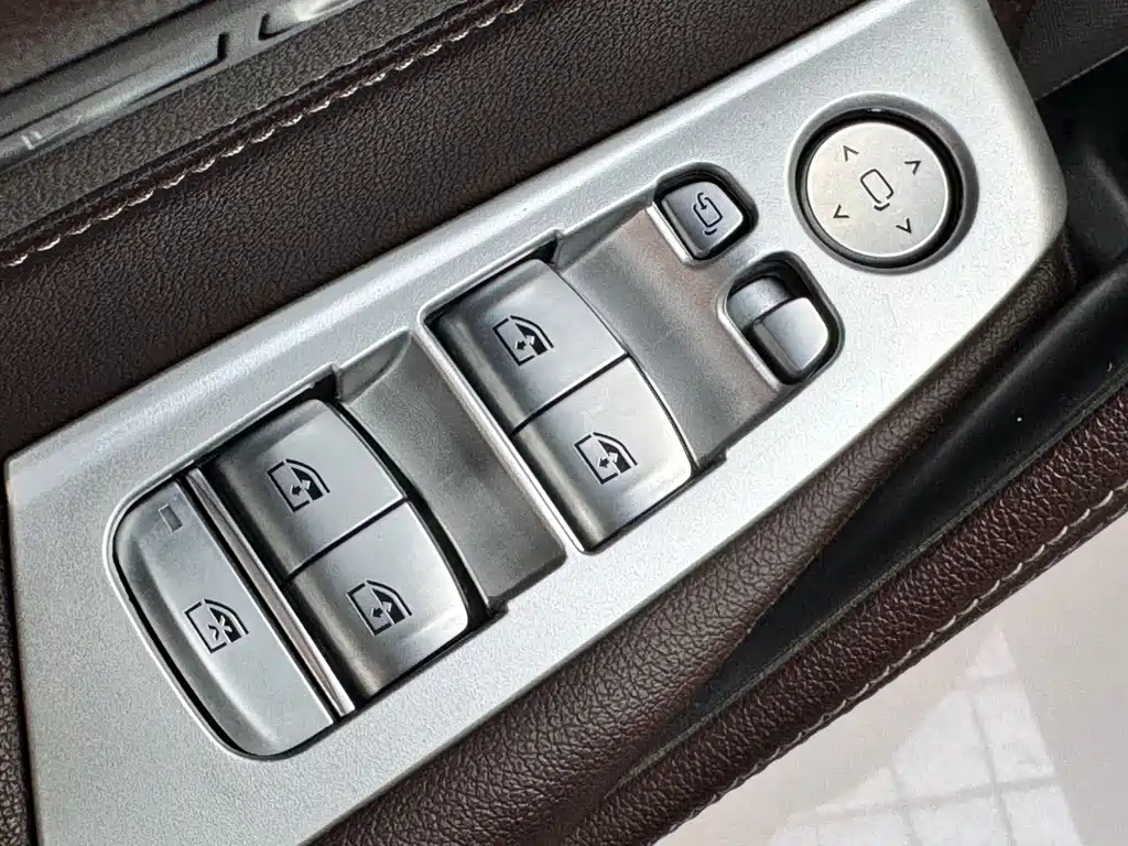 BMW 5 Series 2023 — фото 16