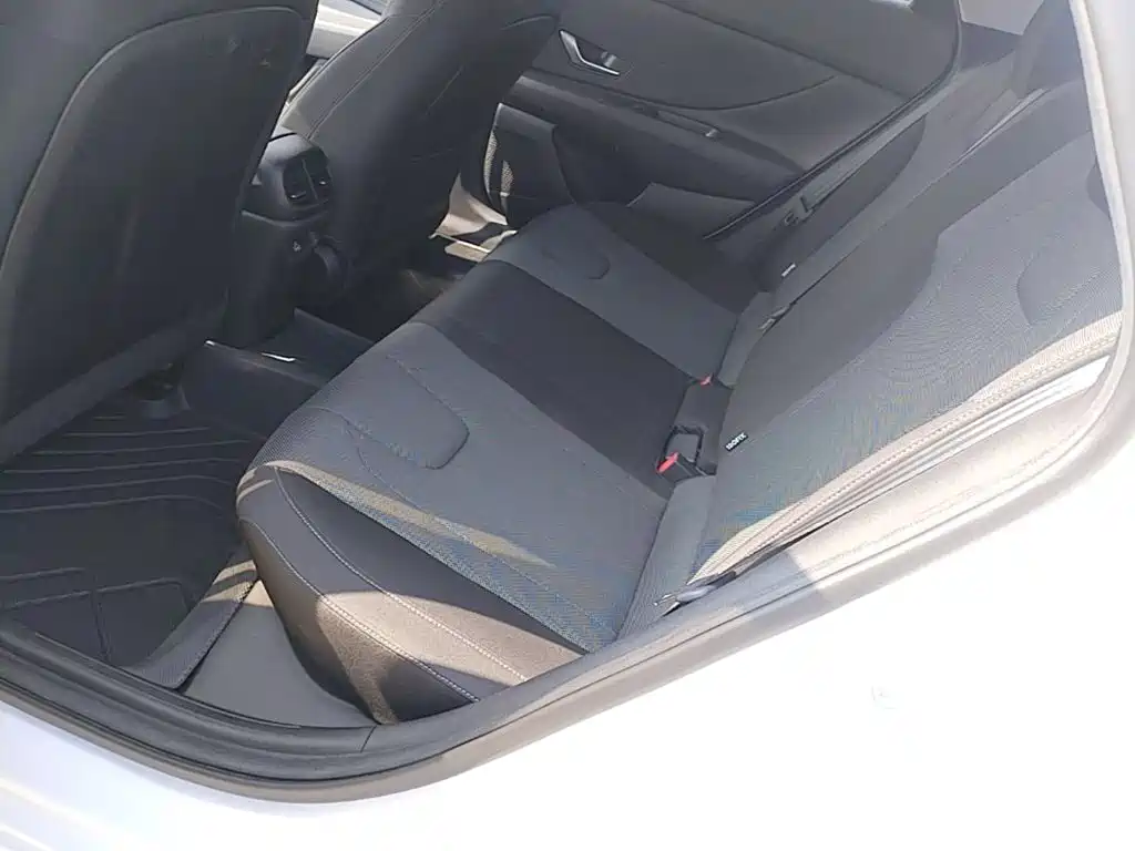 Hyundai Elantra 2023 — фото 17