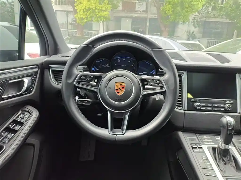 Porsche Macan 2018 — фото 11