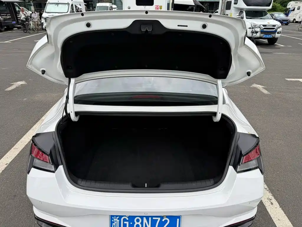 Hyundai Elantra 2023 — фото 10