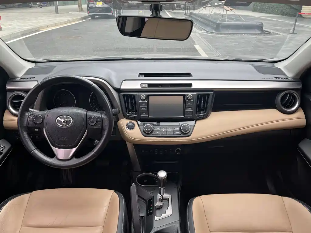 Toyota RAV4 2017 — фото 17