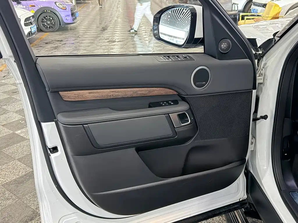 Land Rover Discovery 2017 — фото 11