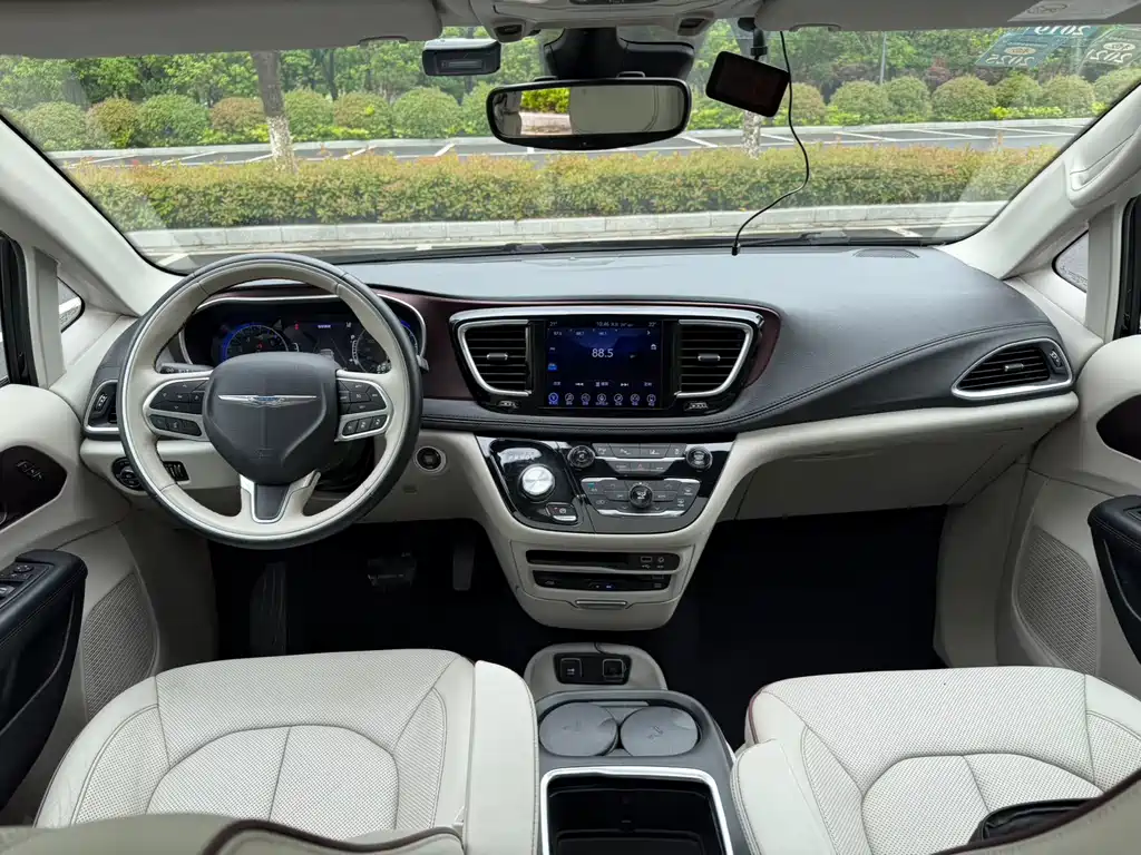 Chrysler Grand Voyager 2017 — фото 13