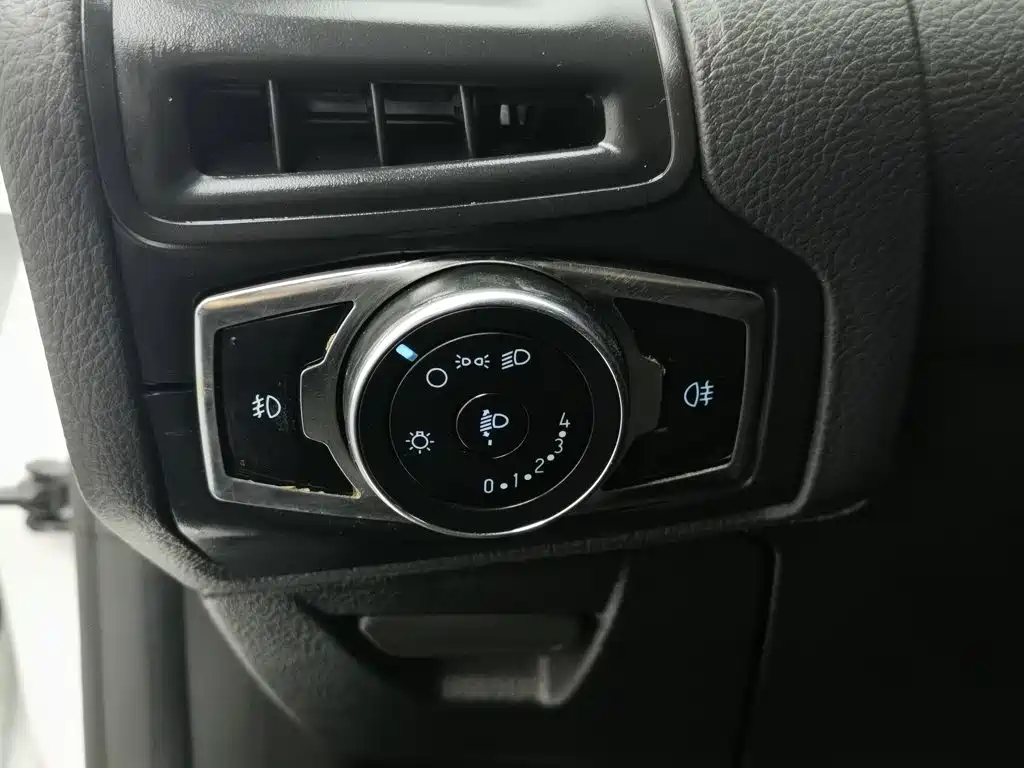 Ford Focus 2014 — фото 21
