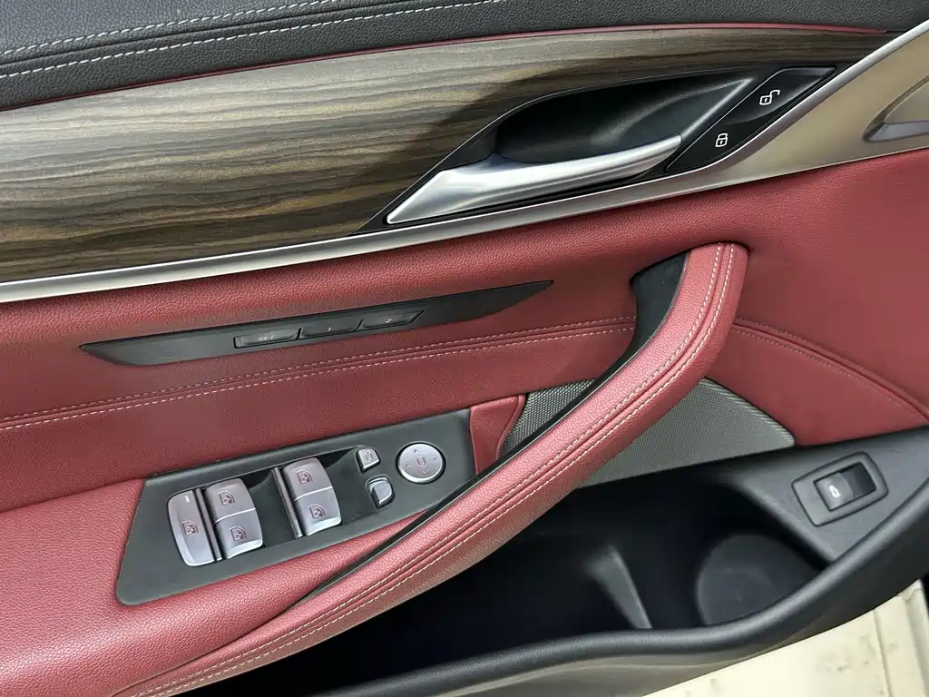 BMW 5 Series 2021 — фото 11