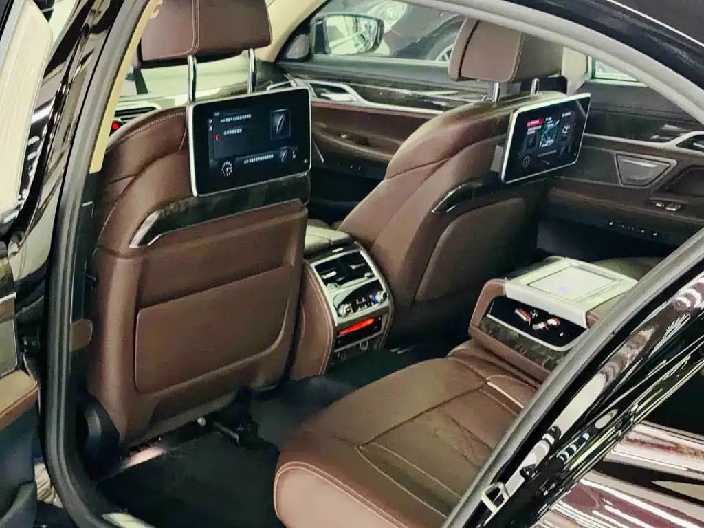 BMW 7 Series 2018 — фото 13