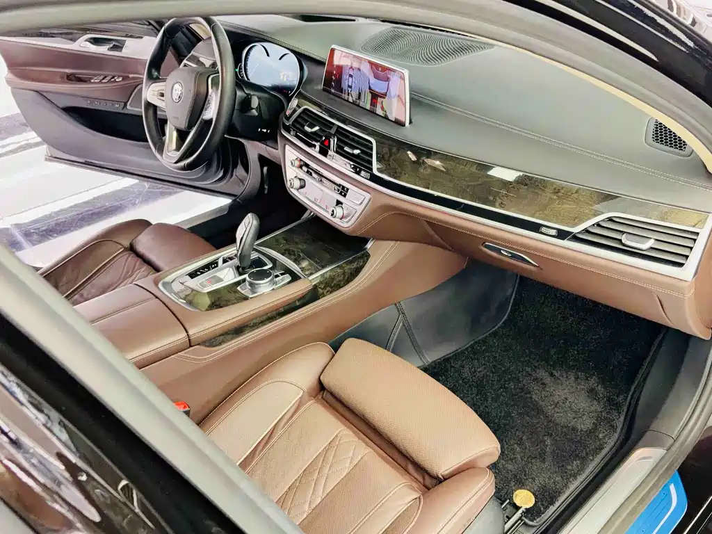 BMW 7 Series 2018 — фото 16