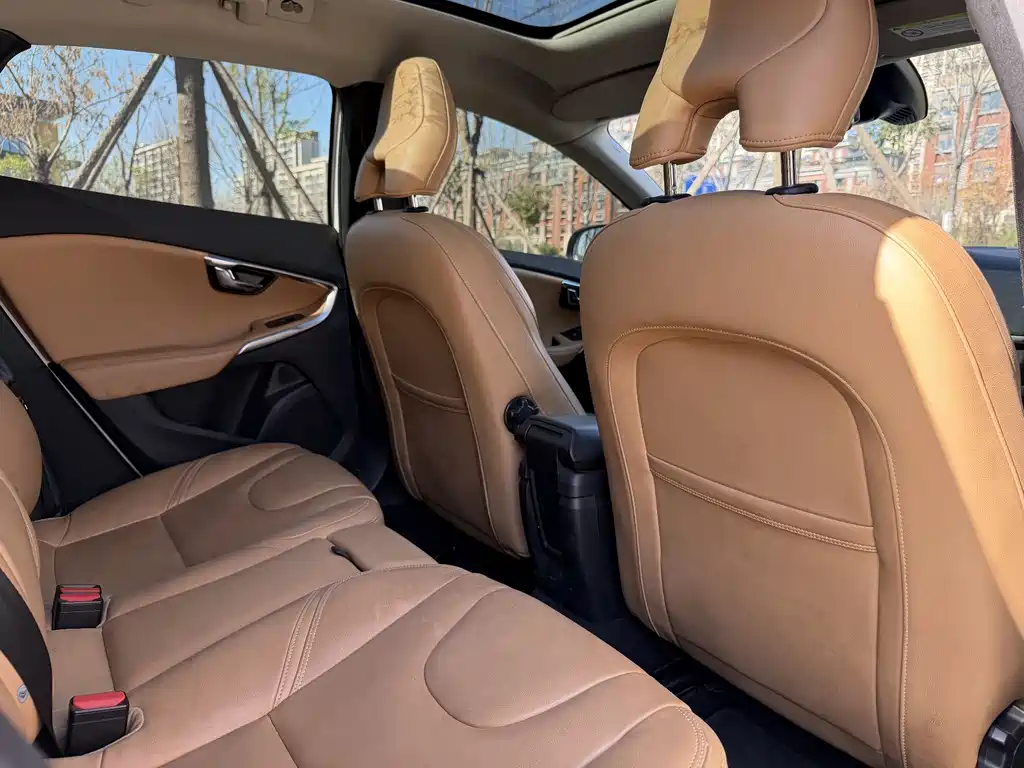 Volvo V40 2019 — фото 10