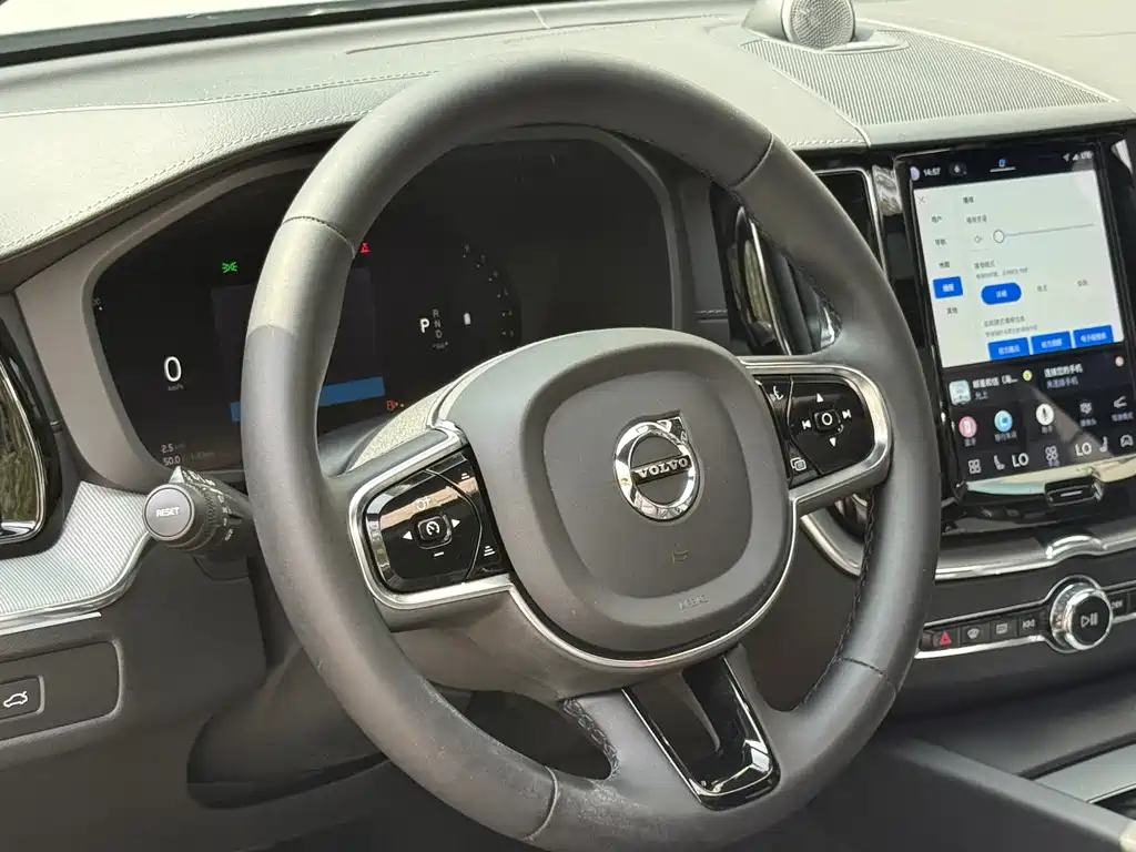 Volvo XC60 2022 — фото 8