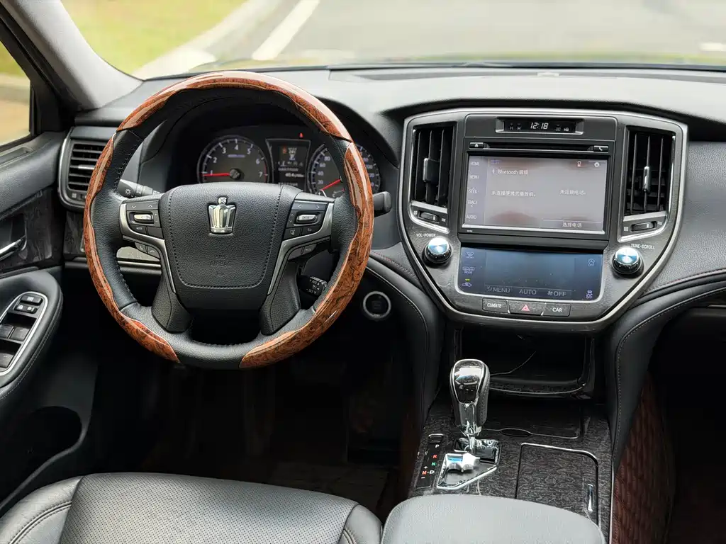 Toyota Crown 2018 — фото 16